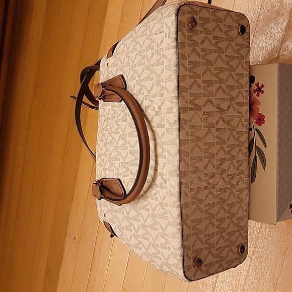 Michael Kors Lynn Satchel - Picture 7 of 16